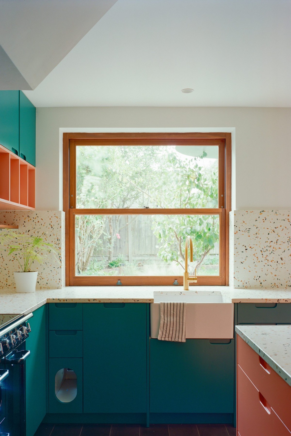La ventana de servicio permite el paso de la comida y la bebida desde el interior hacia el exterior.