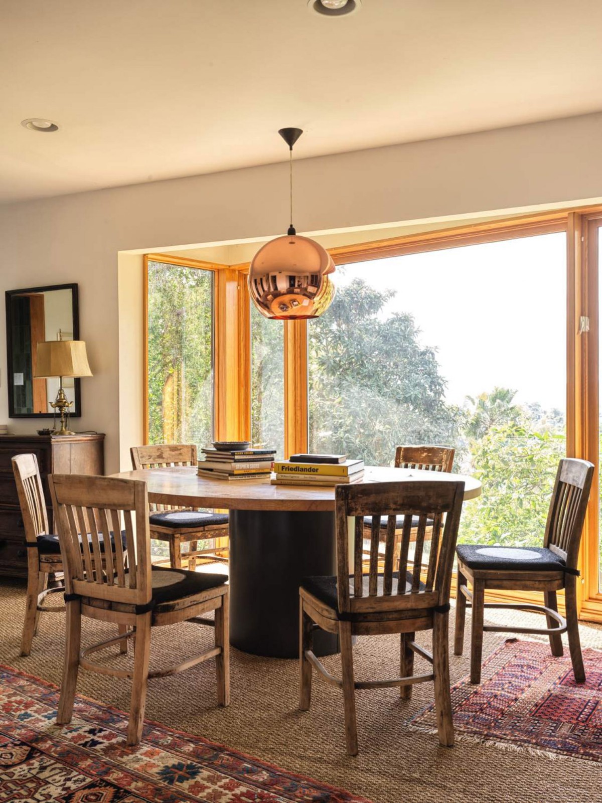 Otros elementos decorativos que añaden un mayor carácter a los espacios interiores son las alfombras vintage situadas por todas las habitaciones.