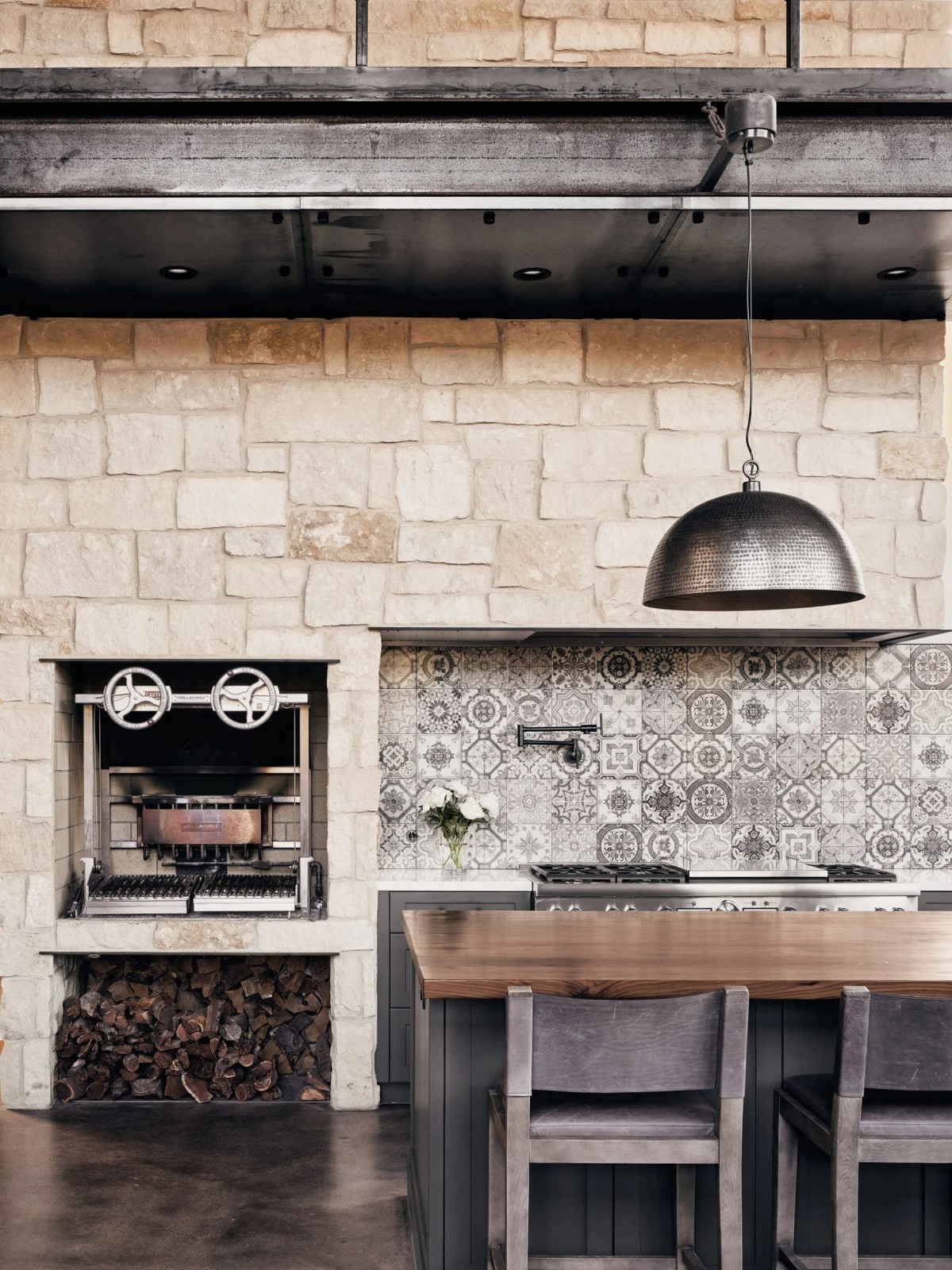 La cocina está equipada con una chimenea que cumple las funciones de barbacoa en la que poder cocinar en leña.