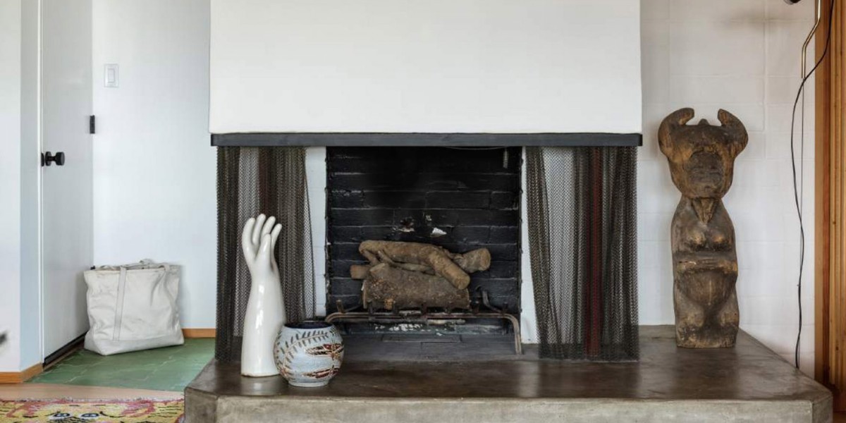 Una gran chimenea preside el espacio diáfano del salón.