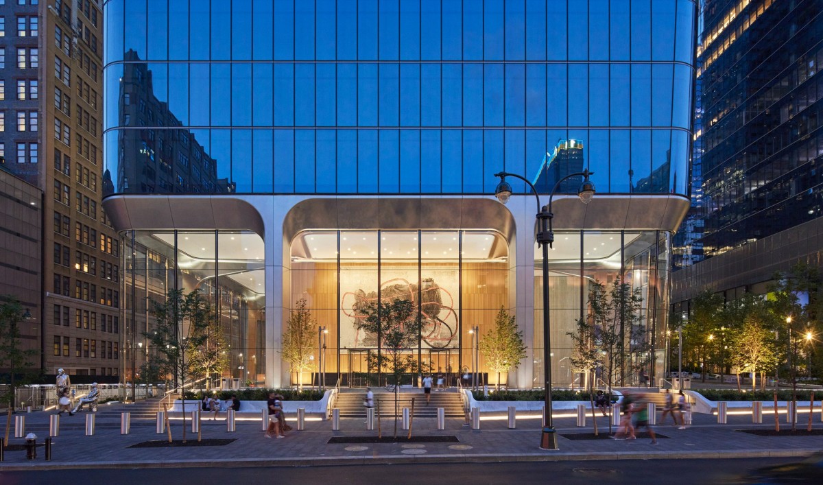 El vestíbulo de la Two Manhattan West cuenta con megacolumnas perfectamente visibles que expresan la fuerza del sistema estructural de la torre y anuncian su compleja solución.