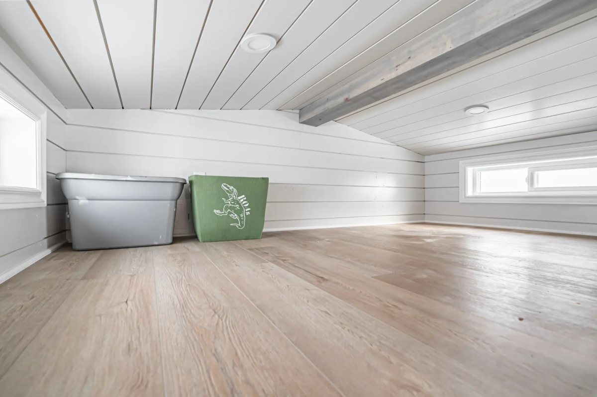 La casa cuenta con un altillo que podría servir como segunda habitación pero que en la actualidad se emplea como lugar de almacenamiento.