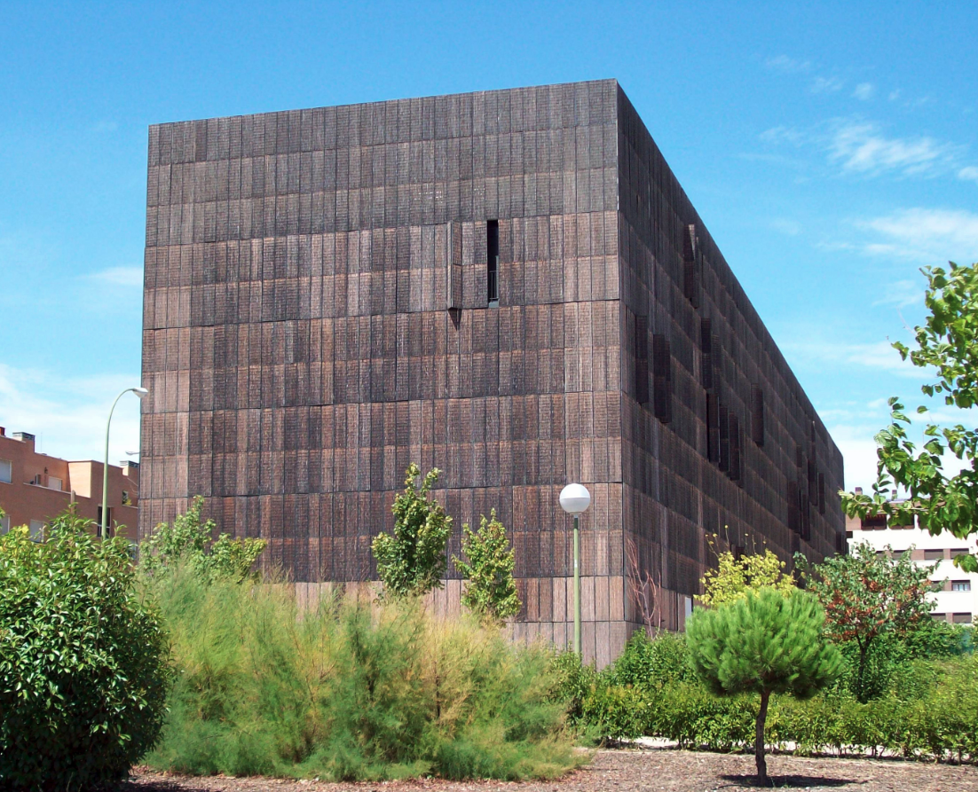 Fachada de un edificio de viviendas sociales en Madrid proyectadas por Alejandro Zaera Polo (2008)