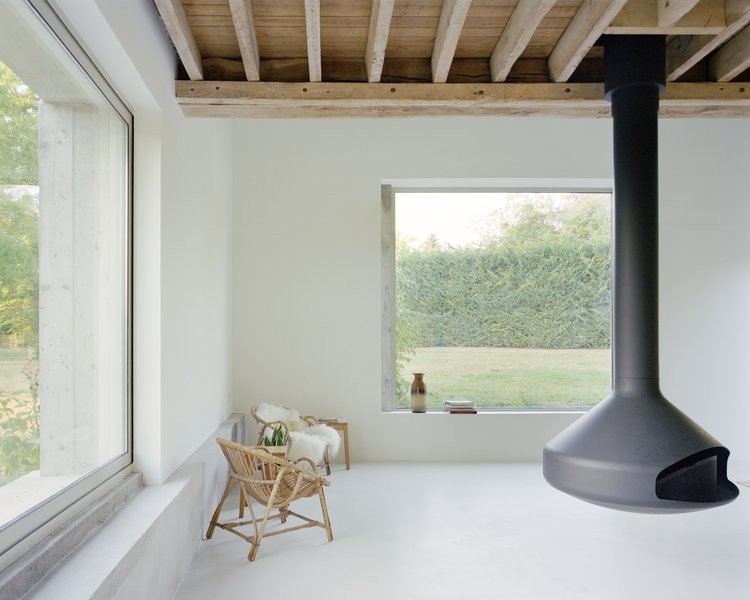 Salón con una chimenea flotante