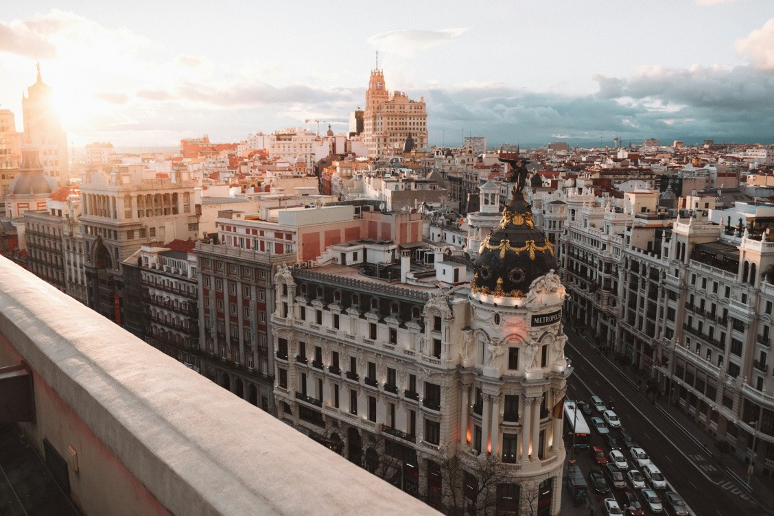 Alex Azabache pe Unsplash