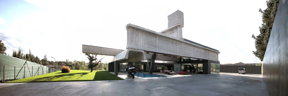 A prefab concrete house with a "floating" pool in Madrid built in seven days