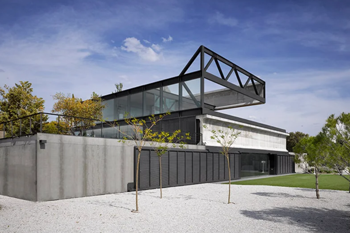 A prefab concrete house with a "floating" pool in Madrid built in seven days