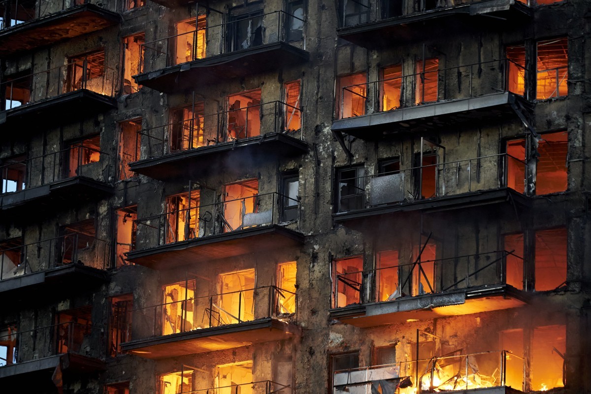 Valencia fire: a devastating fire engulfs a block of flats in the Spanish city