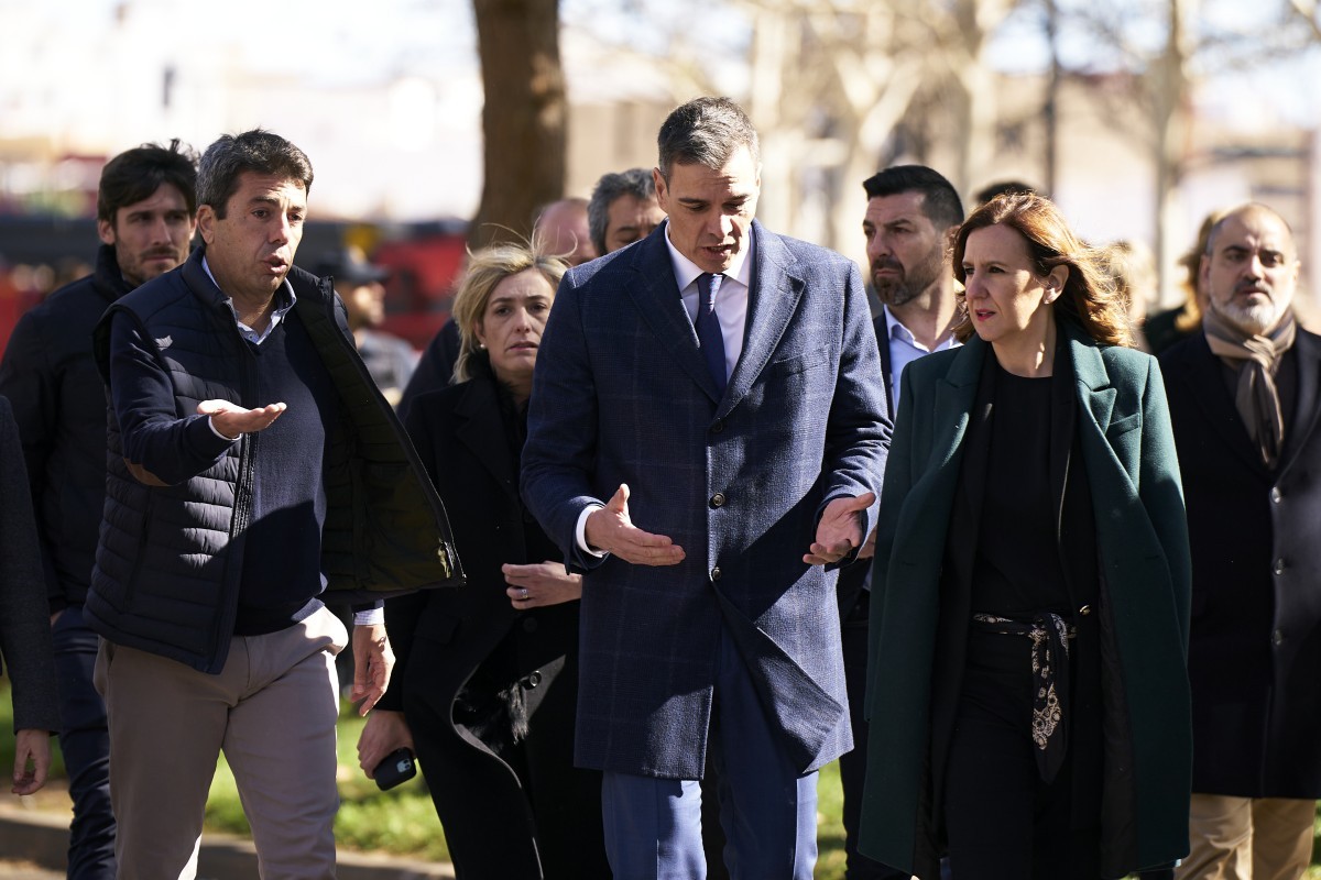 El president del govern visita els edificis del barri al costat del president de la Generalitat i l'alcaldessa de València / Getty images