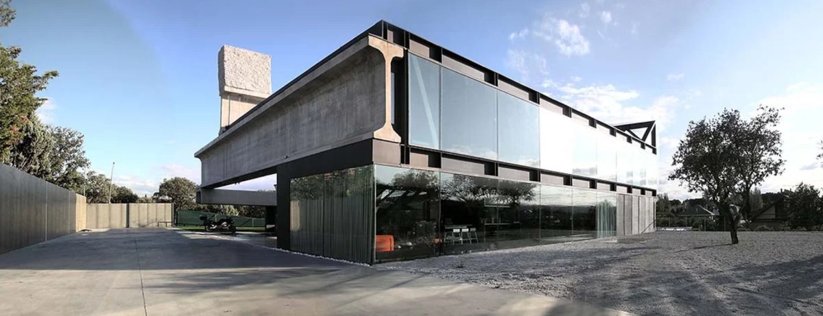 A prefab concrete house with a "floating" pool in Madrid built in seven days