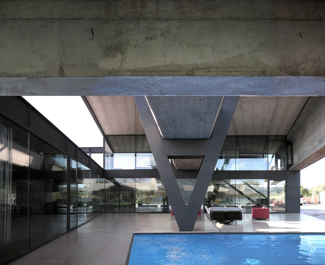 A prefab concrete house with a "floating" pool in Madrid built in seven days