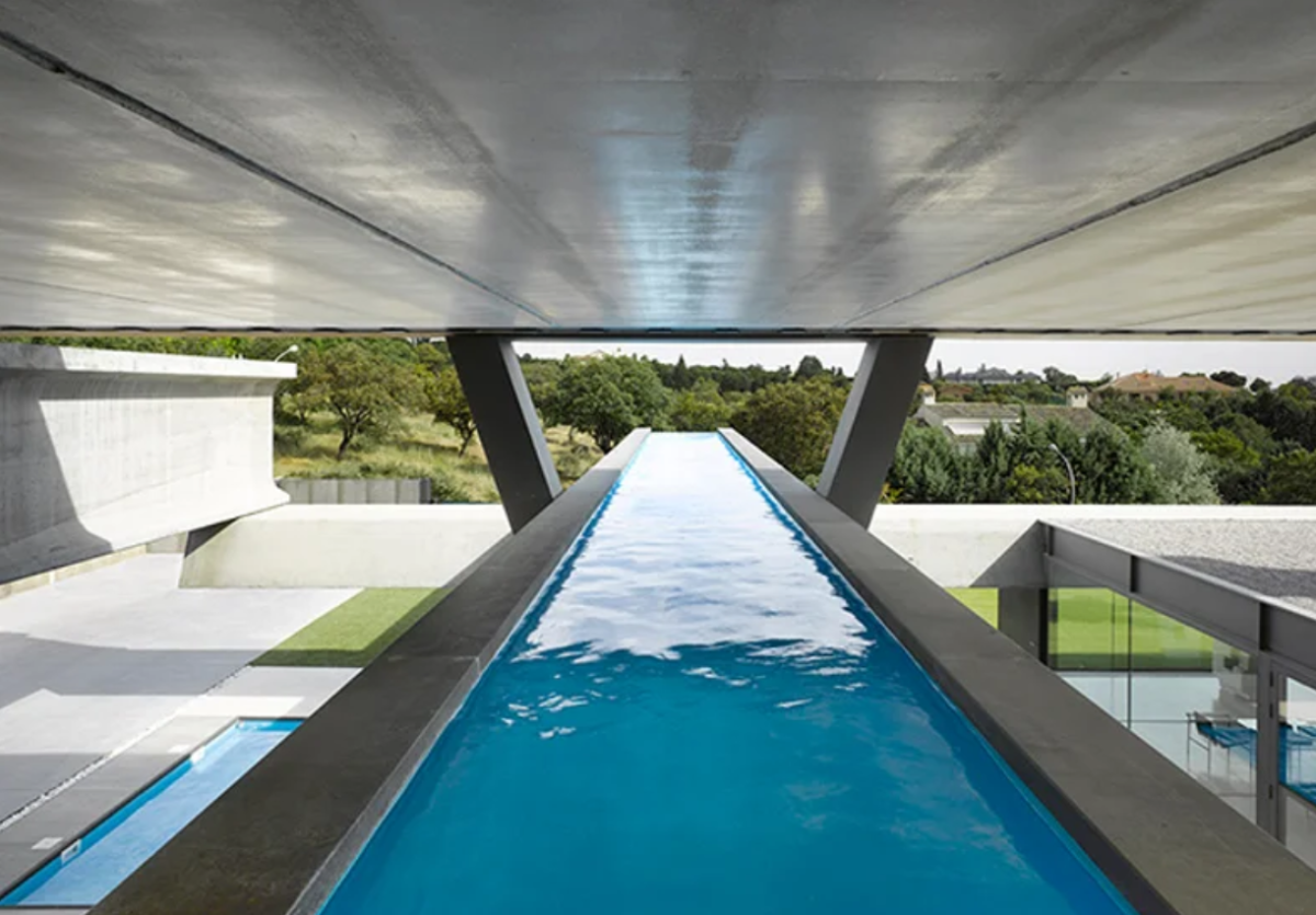 A prefab concrete house with a "floating" pool in Madrid built in seven days