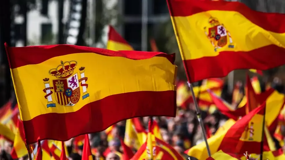 Les gens descendent dans la rue pour célébrer la fête nationale espagnole