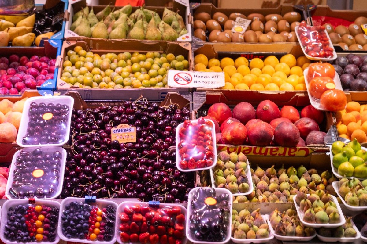 Puesto de frutas en un mercado