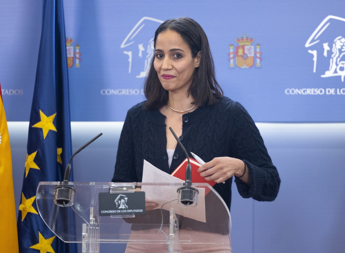 La diputada de Sumar Tesh Sidi durante una rueda de prensa de Sumar, en el Congreso de los Diputados, a 13 de marzo de 2024, en Madrid (España).