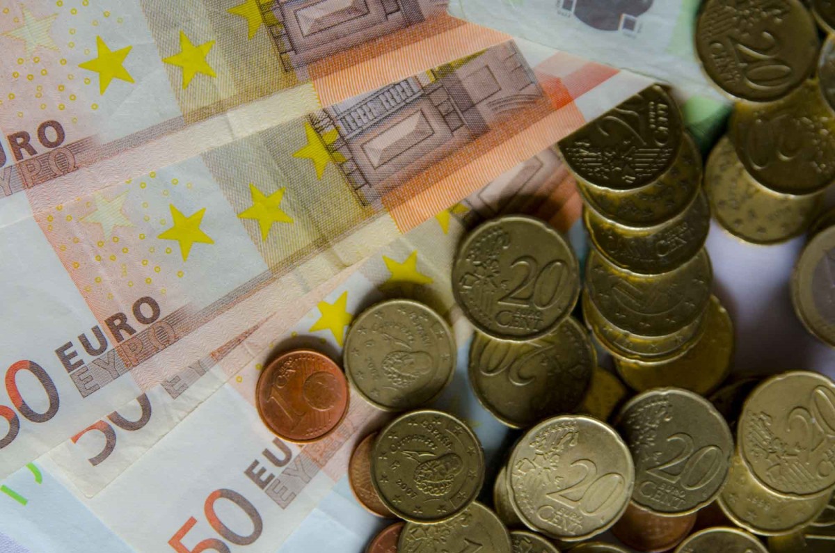 Archivo - Monedas y billetes de euro