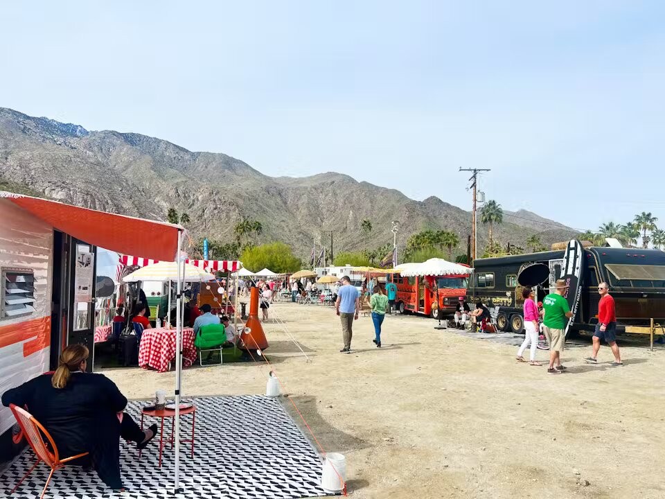 Imagen de la Modernism Week Vintage Trailer Show, uno de los más de 350 eventos que tienen lugar durante el festival anual de arquitectura y diseño de mediados de siglo XX en Palm Springs (California).