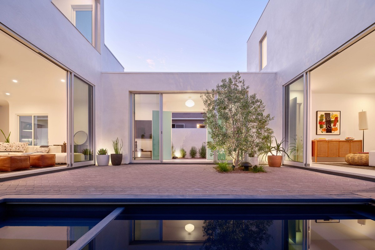 En el núcleo del espacio se encuentra el patio principal, el cual cuenta con una piscina y con todas las estancias con grandes puertas correderas.