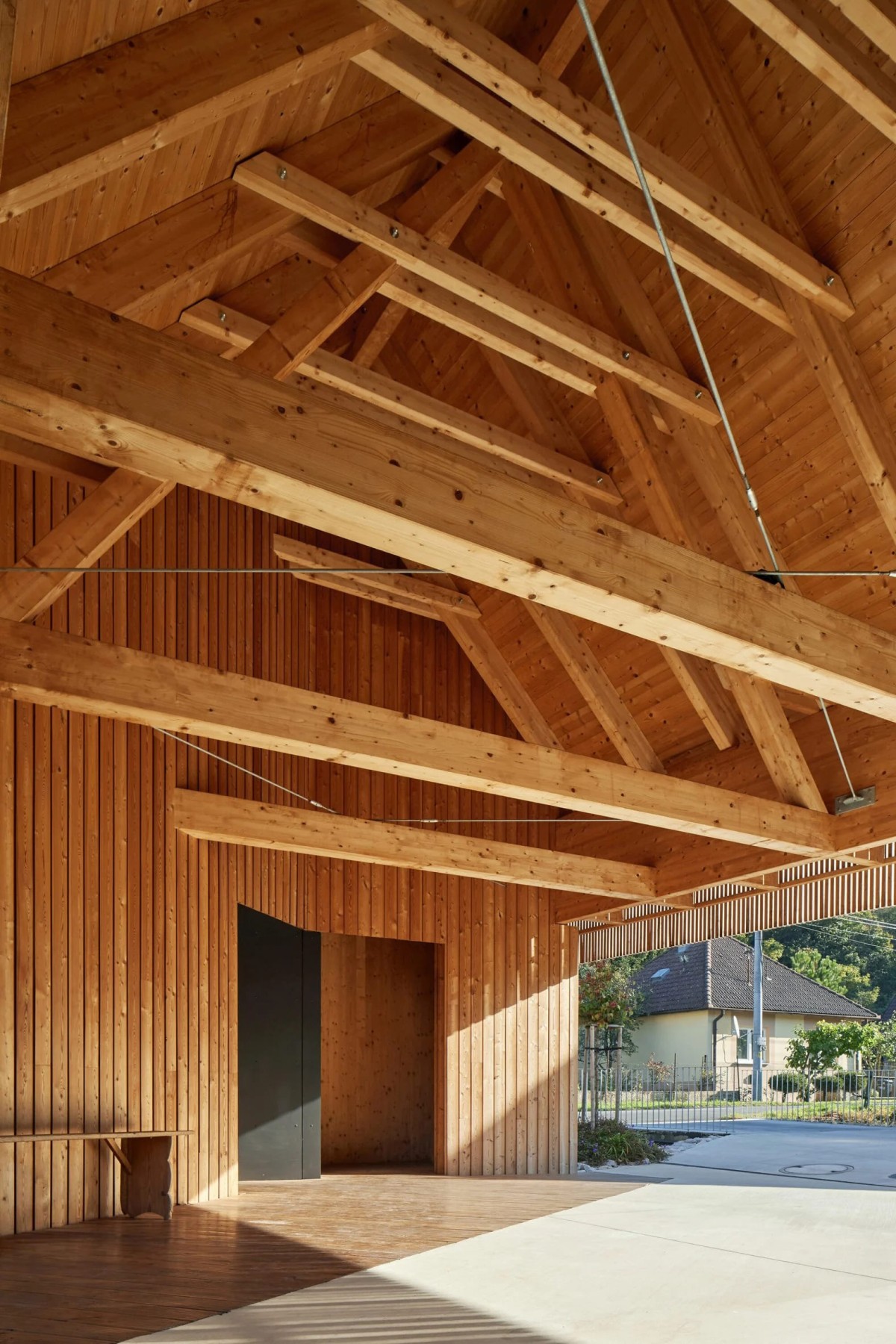 Junto al molino se sitúa un espacio cubierto diáfano para aparcamiento y almacenamiento, cuya estructura sigue la misma forma que una antigua nave sustituida