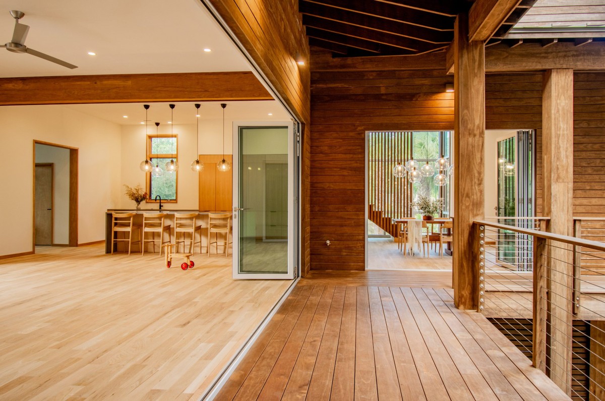 Un porche circunda los espacios comunes que se abren a él mediante puertas correderas plegables, permitiendo la entrada de la brisa marina.