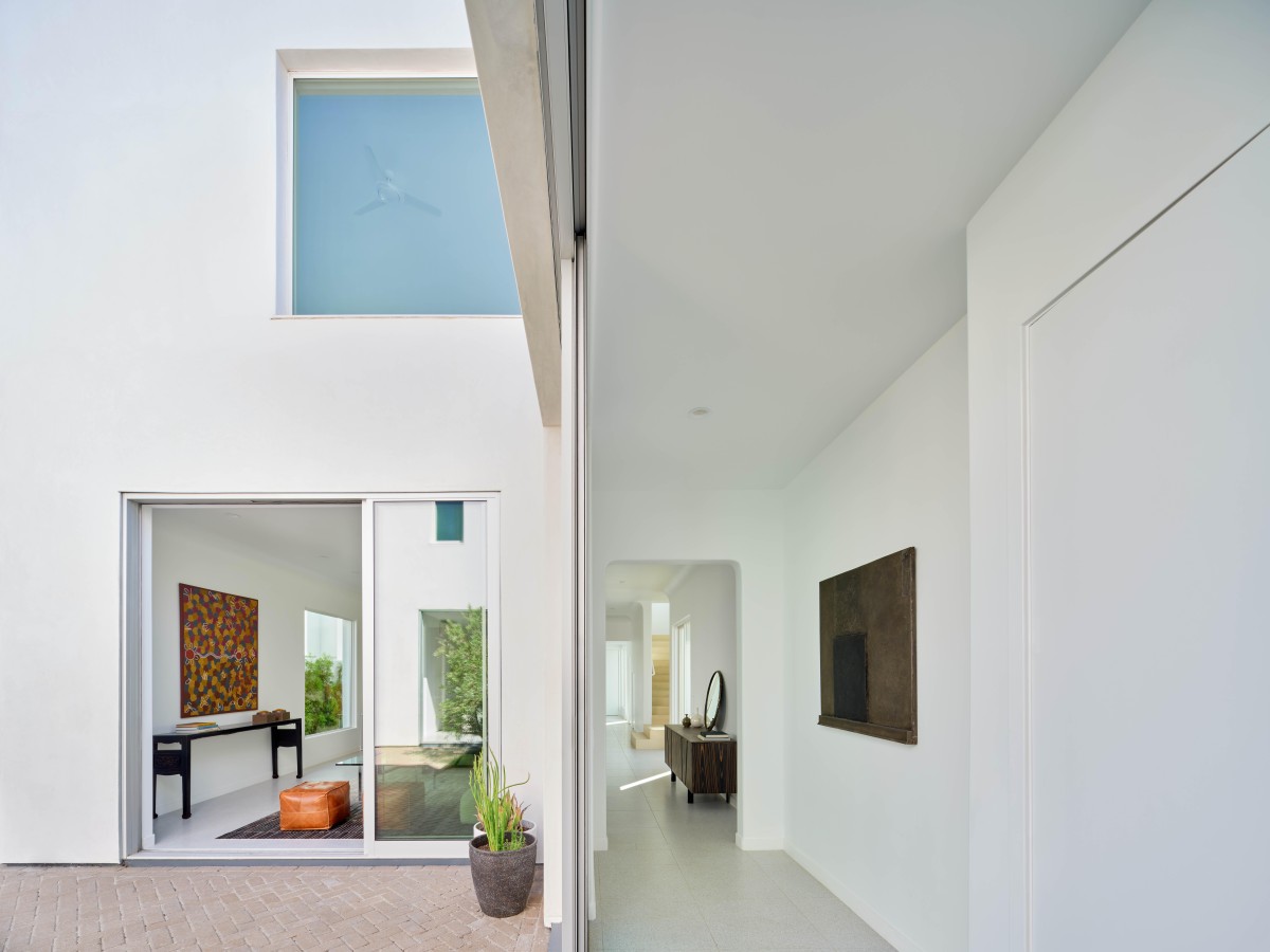 Debido a los patios laterales que recorren toda la vivienda, sus interiores cuentan con una gran luz natural y la sensación de apertura.