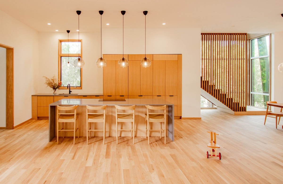 En la primera planta se ubican todos los espacios comunes como el salón, la cocina, el comedor y una zona al aire libre.