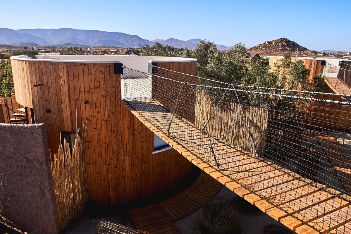 Las azoteas se comunican con la cabaña comunitaria mediante puentes colgantes.