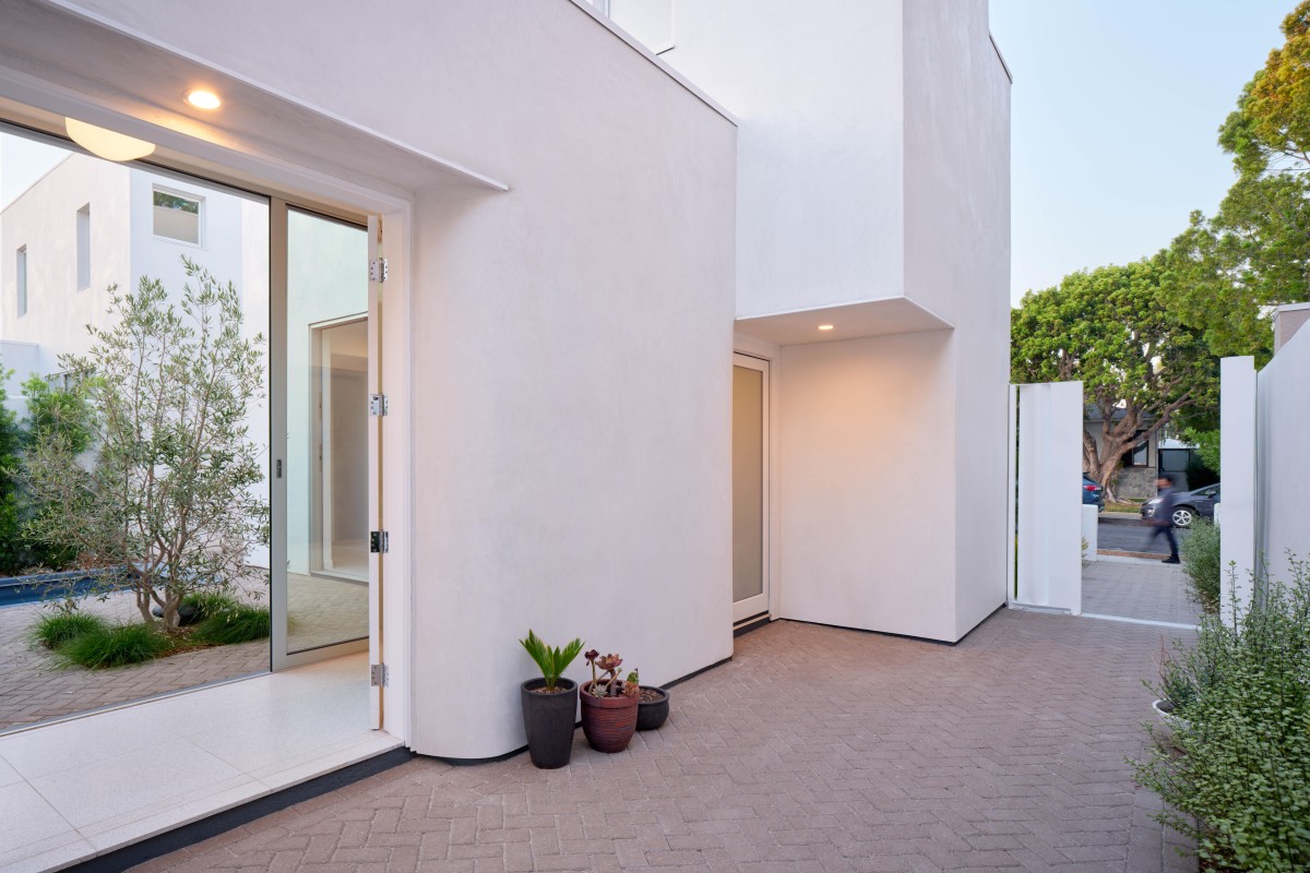 El acceso a la vivienda se realiza a través de un pequeño patio, a modo de atrio, antes de acceder al interior de la casa.