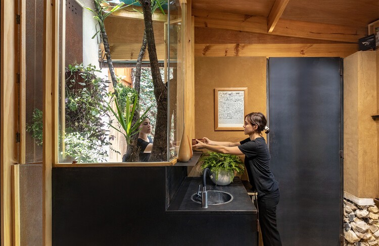 El nuevo espacio cuenta con un pequeño atrio donde se ha respetado un árbol de 25 años.