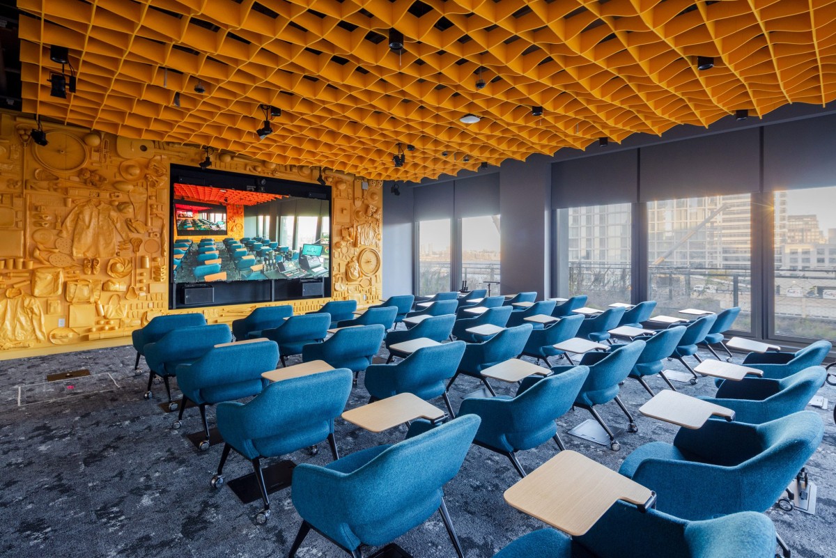 Los “barrios” cuentan con una serie de zonas de comodidad, más allá de las salas de trabajo, como cafeterías, terrazas, micrococinas y espacios para eventos como teatro.