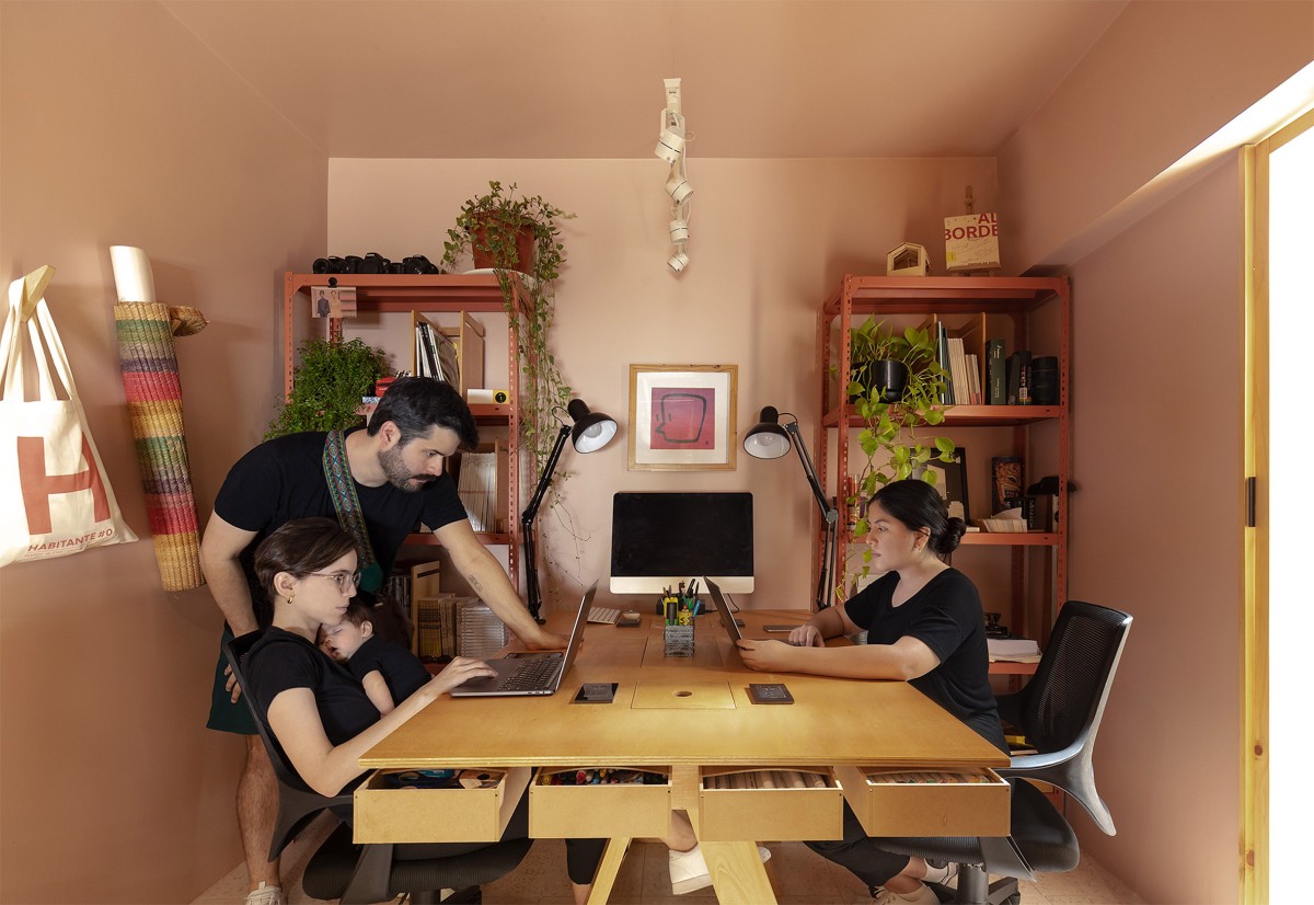 Un espacio de trabajo común se encuentra en la parte opuesta de la nueva zona ampliada.