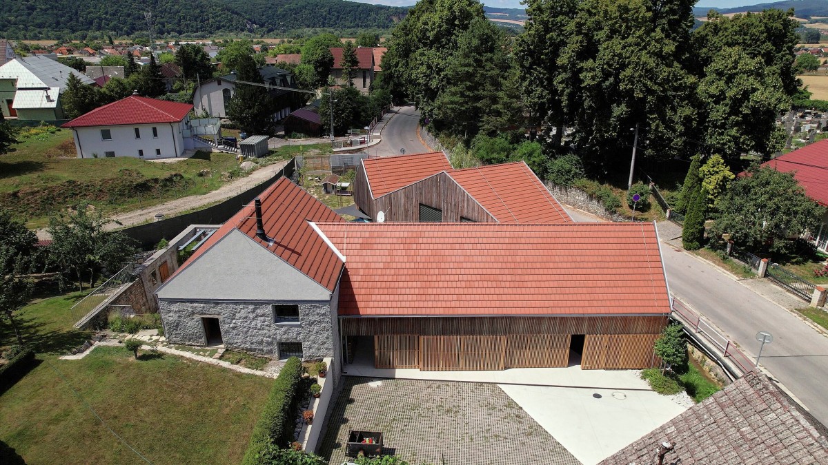 El conjunto cuenta con una serie de volúmenes que respetan el tamaño y las formas de las estructuras originales.