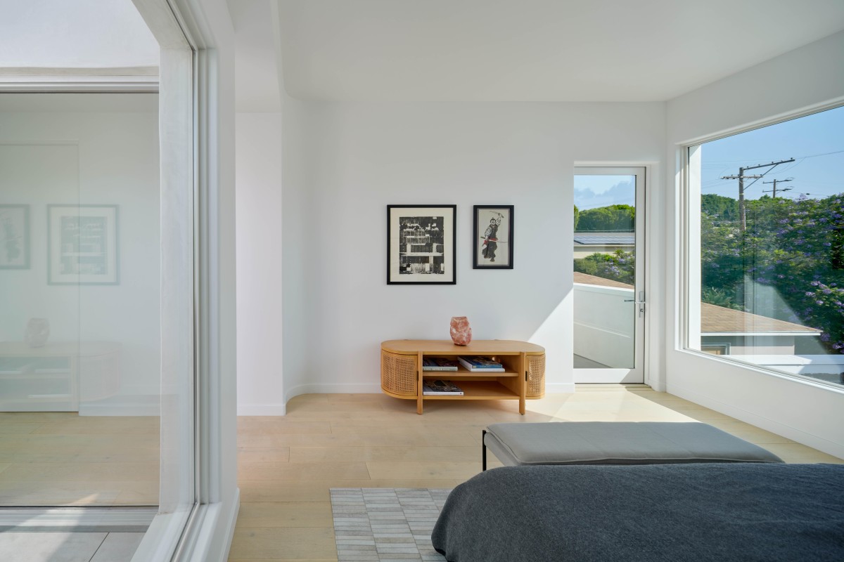 Como el resto de la casa, el dormitorio cuenta con grandes ventanales y terrazas que ofrecen una sensación de apertura.