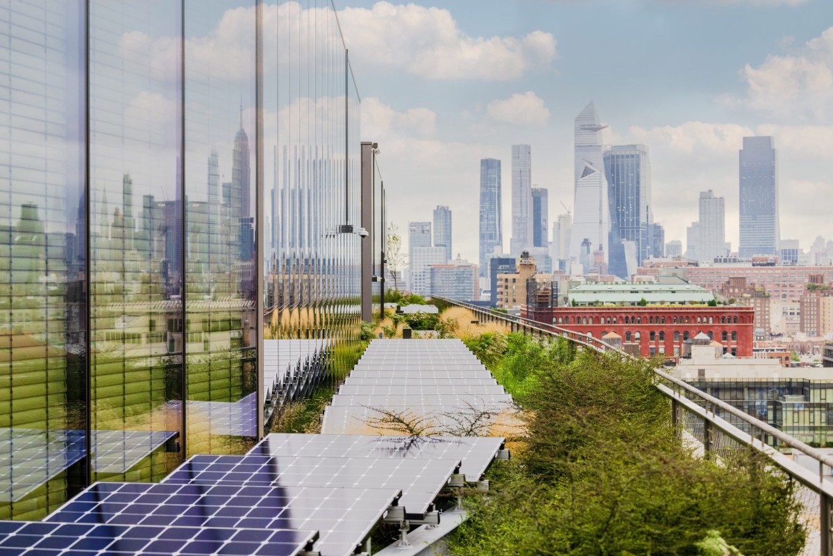 El edificio dispone de paneles solares y de la certificación LEED v4 Platino con lo que contribuye a la sostenibilidad.