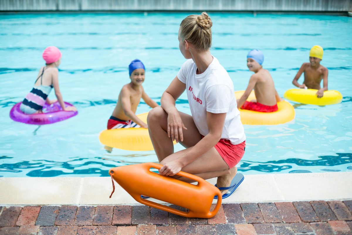 Socorrista en piscina comunitaria