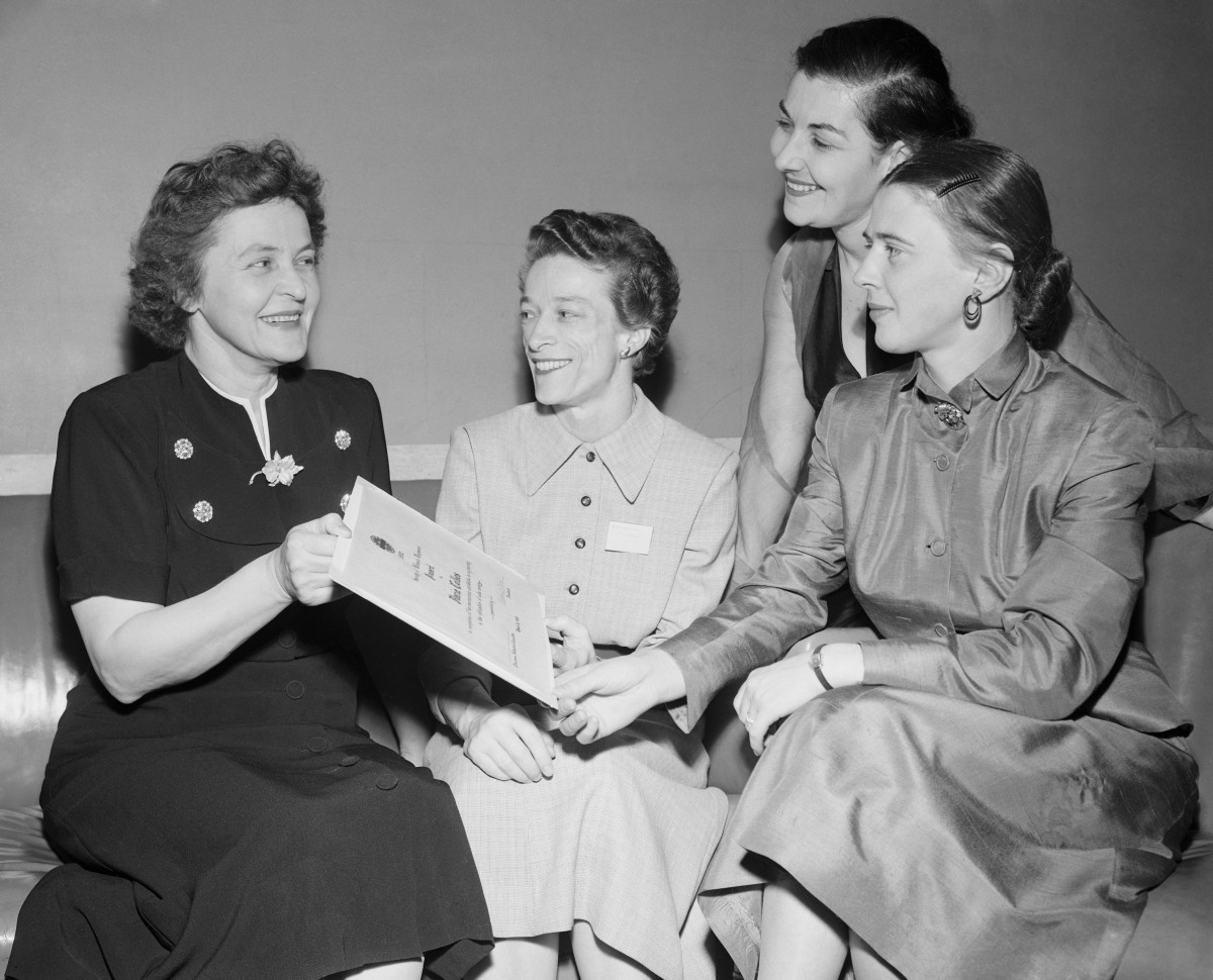 Maria Telkes sentada con miembros de la Sociedad de Mujeres Ingenieras
