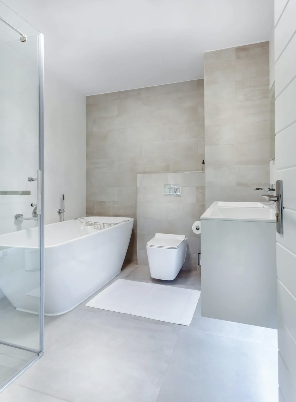 Los suelos laminados aportan calidez visual al baño