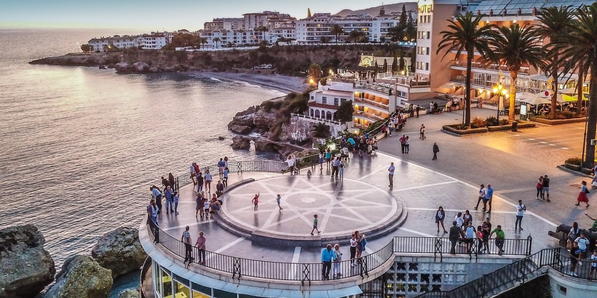 Vivre à Nerja : combien ça coûte, où vivre et avantages