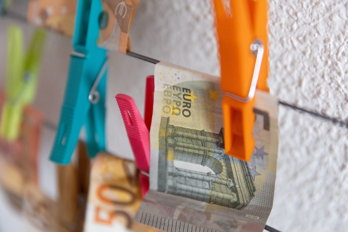 Varios billetes sujetos con pinzas