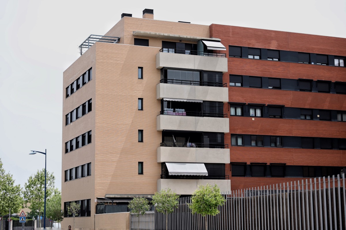 Archivo - Foto de archivo de un bloque de viviendas.