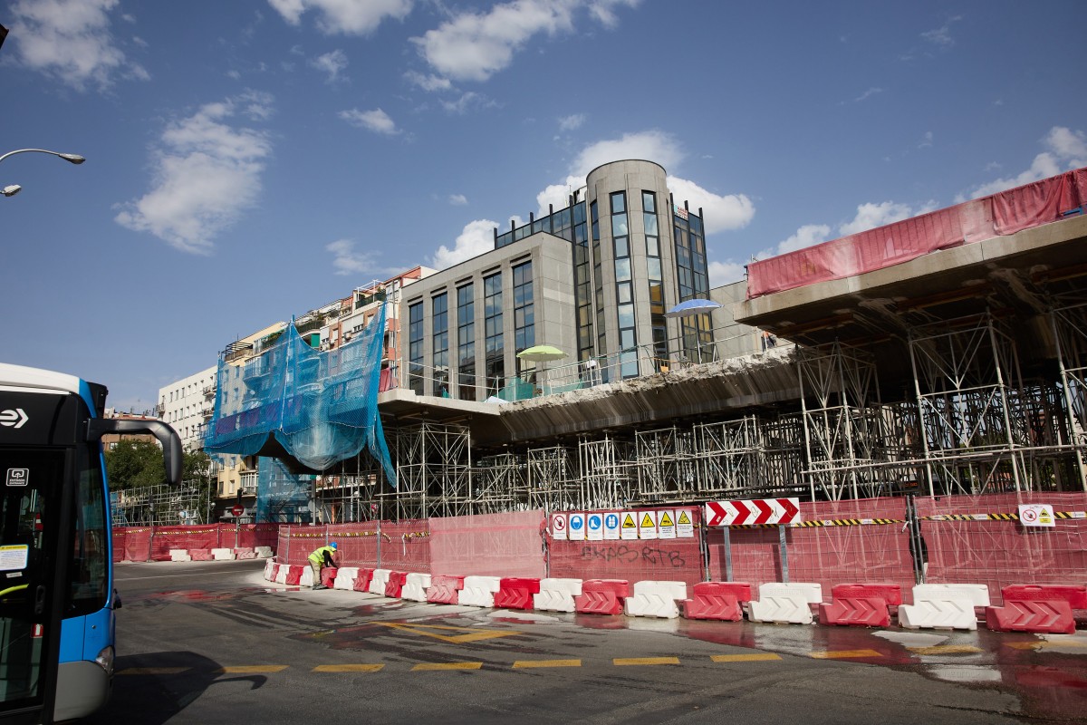 Varias vallas controlan el acceso a una obra, a 10 de agosto de 2022, en Madrid (España).