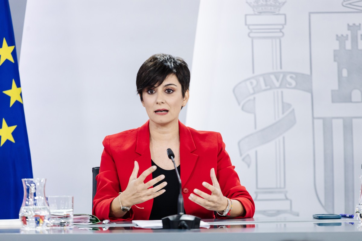 La ministra de Vivienda y Agenda Urbana, Isabel Rodríguez, durante una rueda de prensa posterior a la reunión del Consejo de Ministros, a 9 de abril de 2024, en Madrid (España).