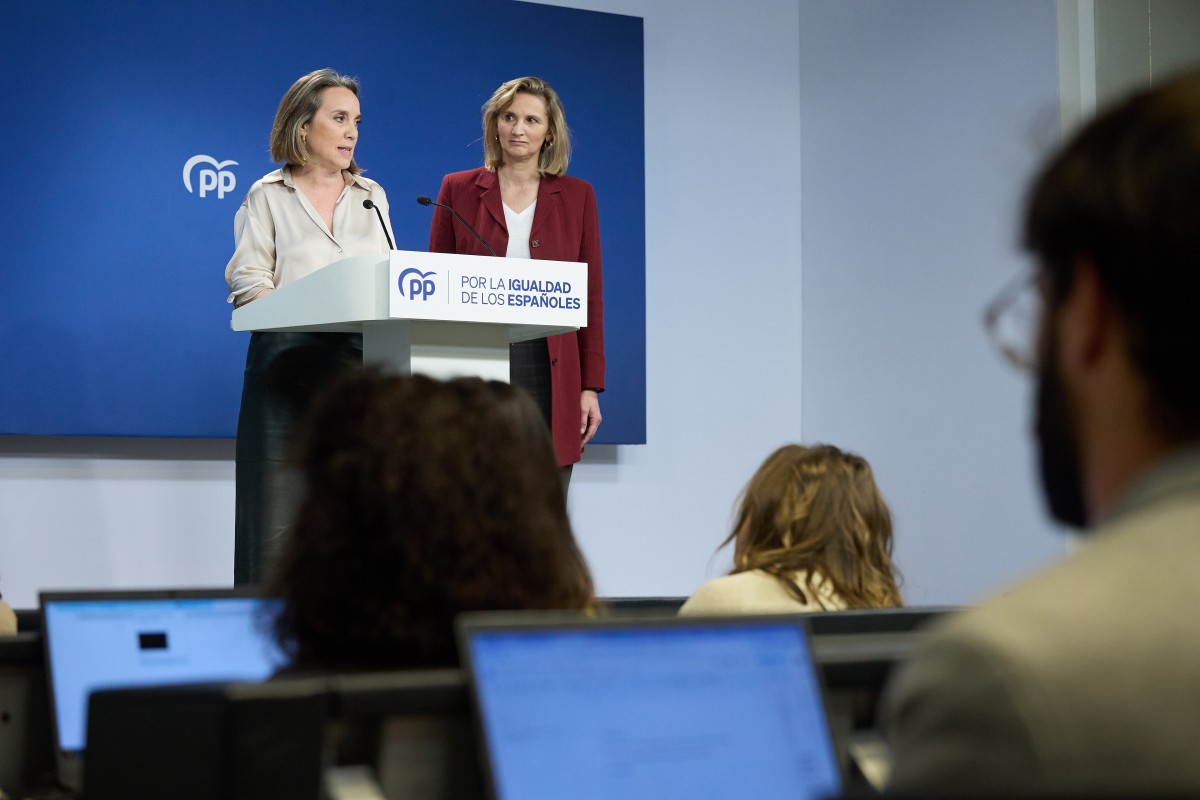 La secretaria general del PP, Cuca Gamarra (i), y la vicesecretaria de Desarrollo Sostenible del PP, Paloma Martín (d), durante una rueda de prensa, en la sede del Partido Popular, a 18 de abril de 2024, en Madrid (España).