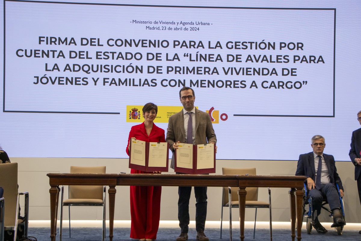 La ministra de Vivienda y Agenda Urbana, Isabel Rodríguez, y el ministro de Economía, Comercio y Empresa, Carlos Cuerpo, durante la firma de la línea ICO de avales para la adquisición de la primera vivienda. A 23 de abril de 2024.