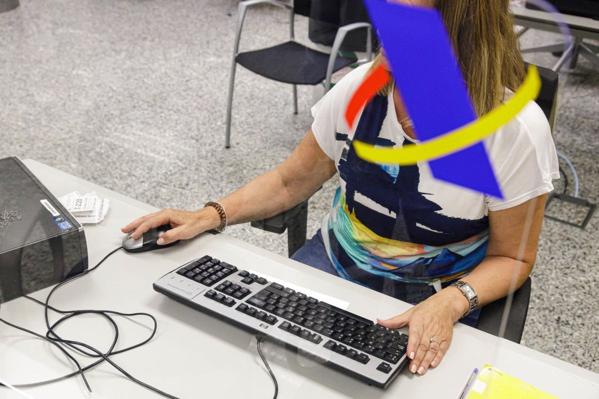 Una mujer trabaja en la Agencia Tributaria