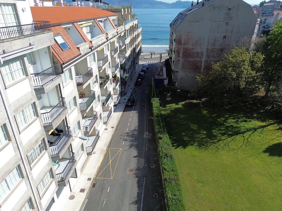 A la derecha, una parte del solar en el que Aedas Homes levantará su nuevo proyecto en Sanxenxo