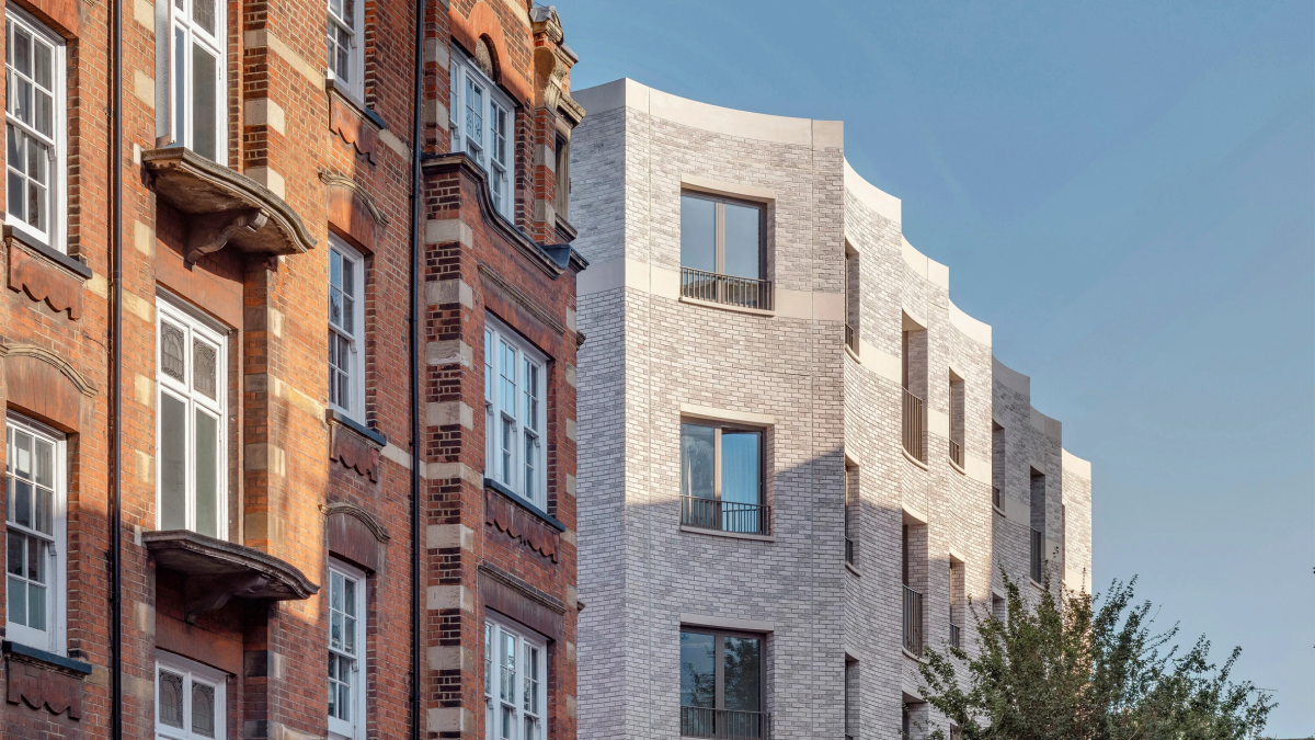 Situado en una zona protegida, el bloque homenajea la arquitectura georgiana y victoriana tardía típica del área, al tiempo que aportara un toque contemporáneo.
