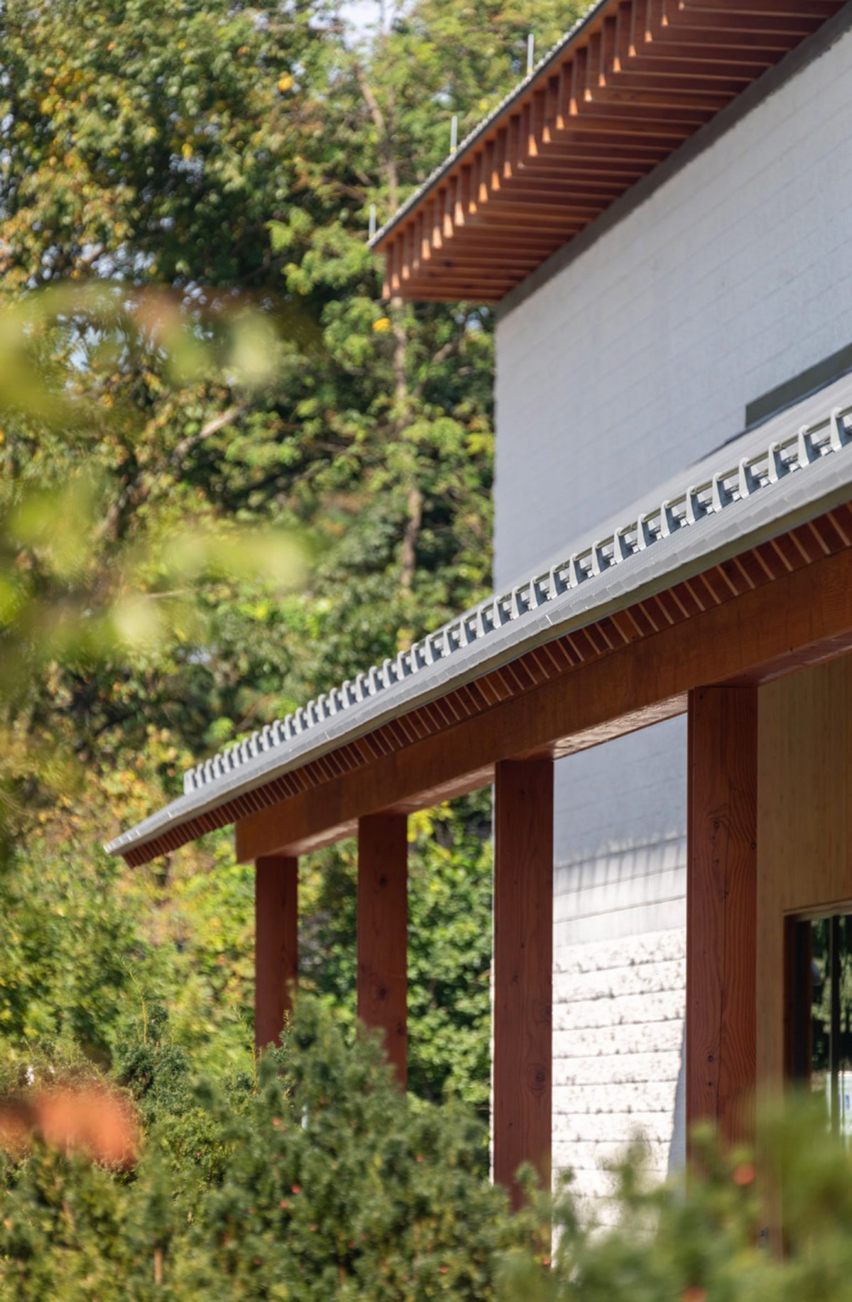 El diseño del edificio principal se inspira en el concepto japonés de Engawa, un elemento semejante a un porche o veranda que rodea la estructura.