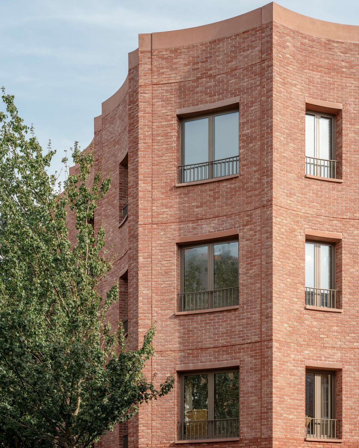 Los chaflanes de los edificios históricos fueron la inspiración de los chaflanes del bloque de vivienda, que luego se tradujo en las concavidades de las esquinas y fachadas.