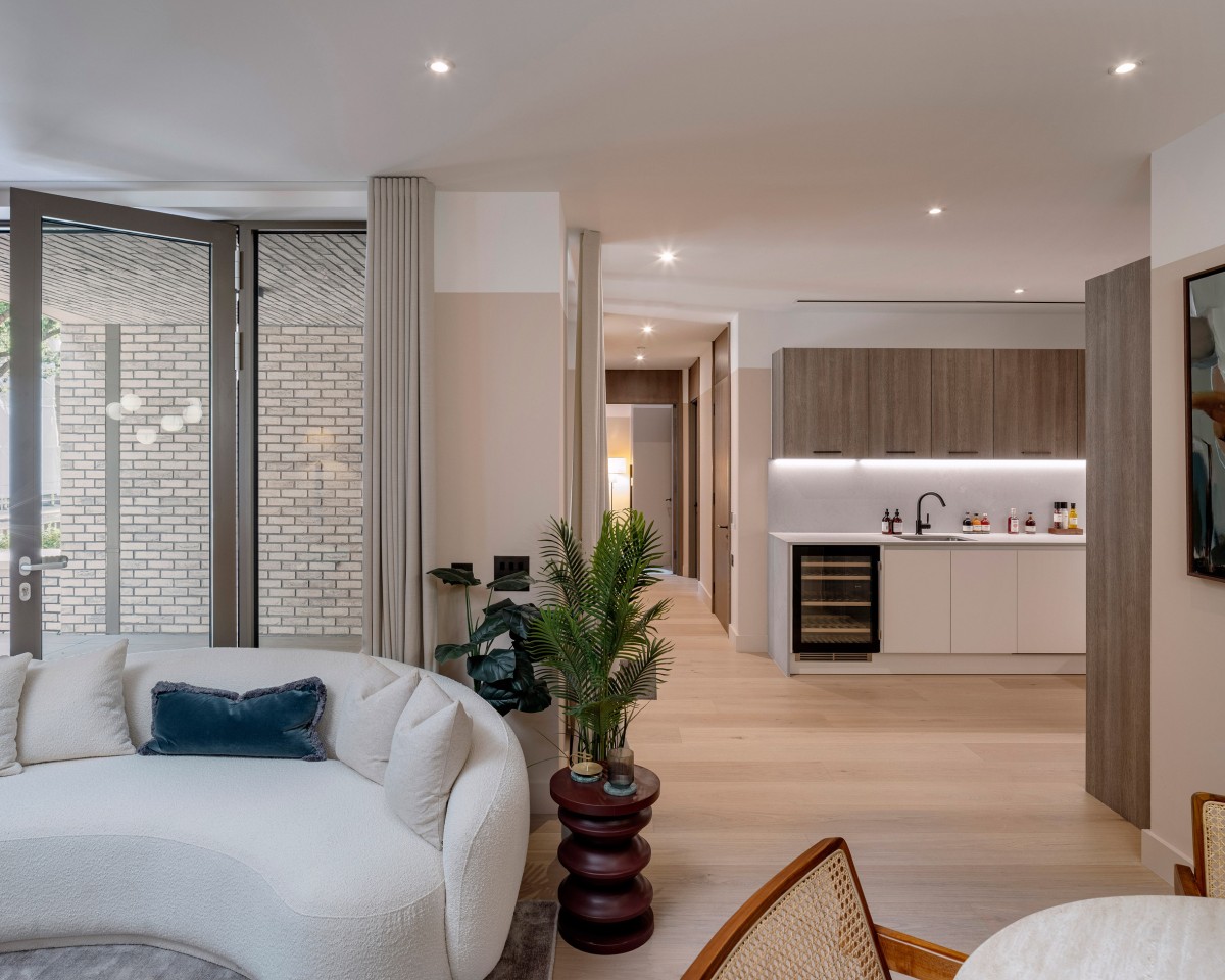 El diseño interior de los apartamentos refleja la calidad y la estética de las fachadas exteriores, con espacios interiores luminosos.